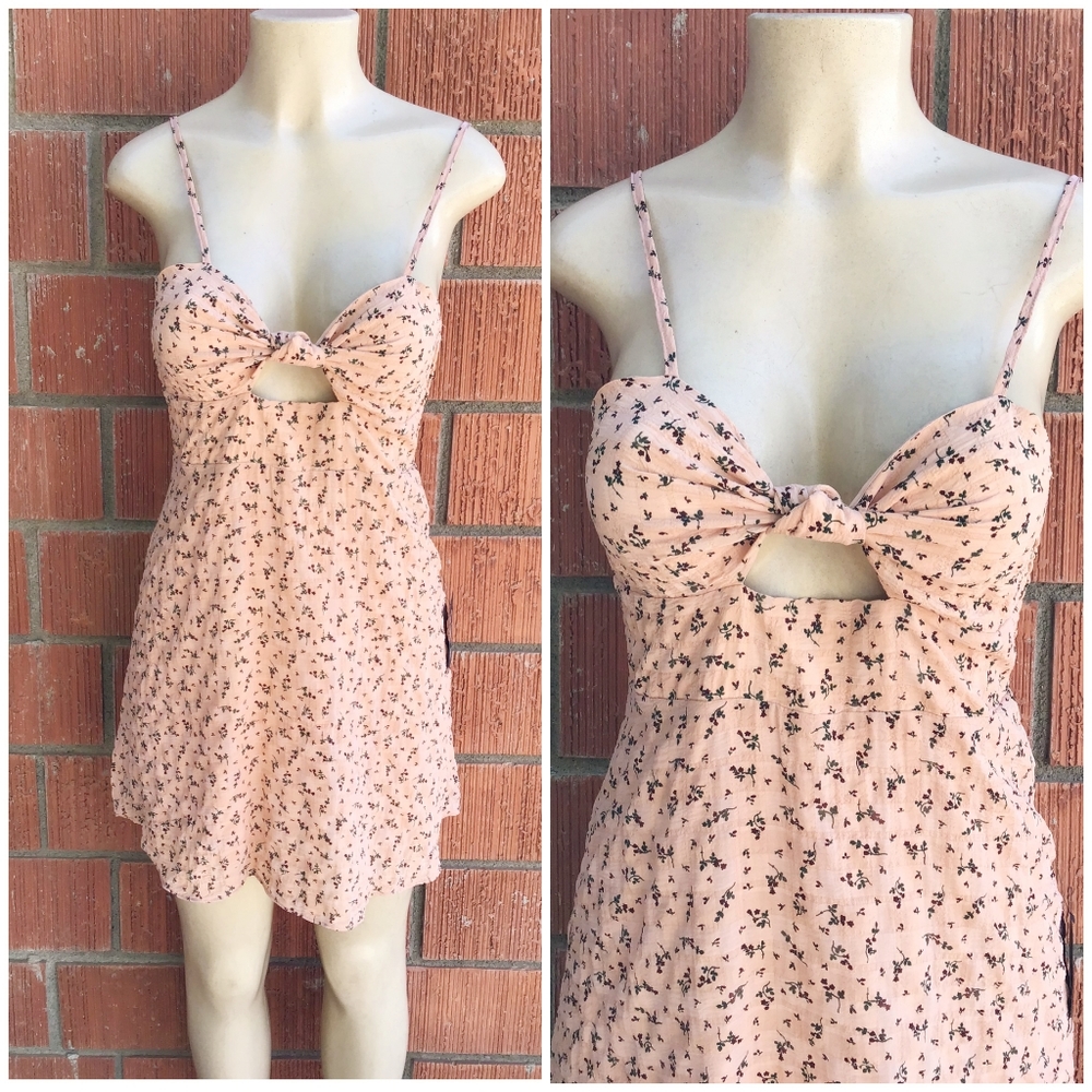 Lulu's Super cute Peach Floral Peek-A-Boo summer Dress - Picture 3 of 6